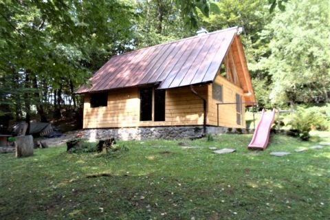 Exkluzívne ponúkame na predaj novostavbu drevenej chaty v lese na Sigorde.