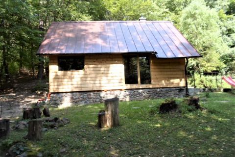 Exkluzívne ponúkame na predaj novostavbu dreveného domu v lese na Sigorde.